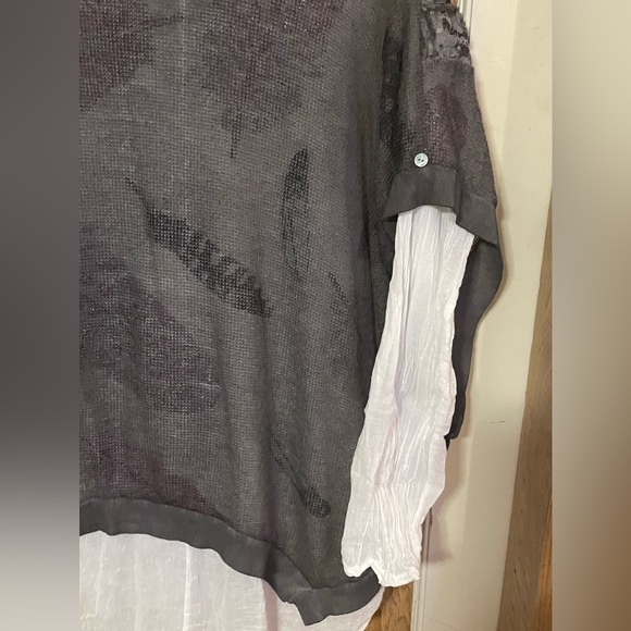 🌹Gorgeous and very unique shier lace blouse🌹 - Picture 5 of 6